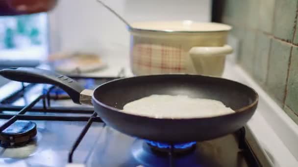 Cocina pancake dolly shot — Vídeos de Stock