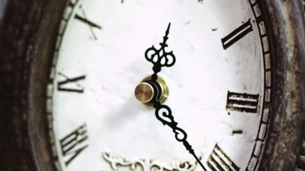 Time-lapse de l'horloge antique avec des décorations — Video