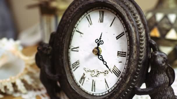 Time-lapse de reloj antiguo con decoraciones — Vídeos de Stock