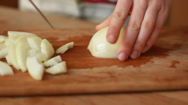 Frau schneidet Zwiebeln — Stockvideo