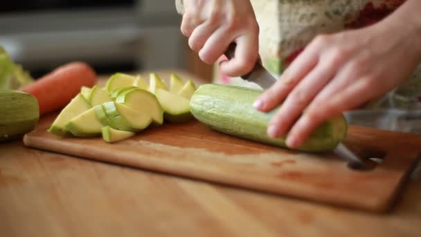 Chef tagliare zucchine — Video Stock