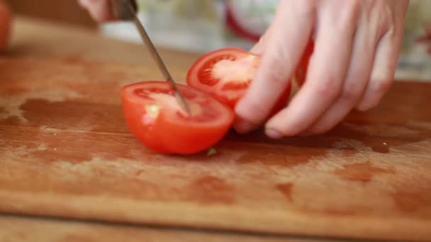 Femme mains tranchant tomate rouge — Video