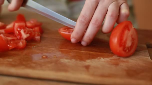 Женщина режет руки красным помидором — стоковое видео