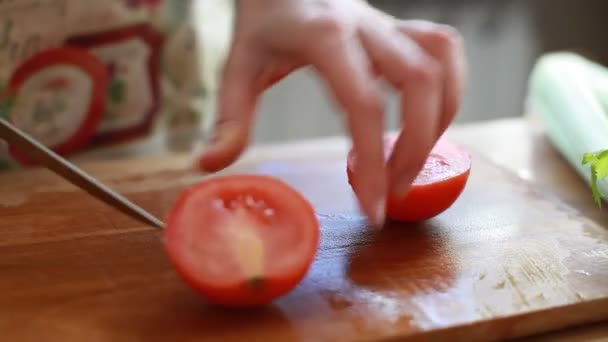 Femme mains tranchant tomate rouge — Video