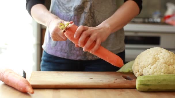 Woman's hand slicing carrot — Stockvideo