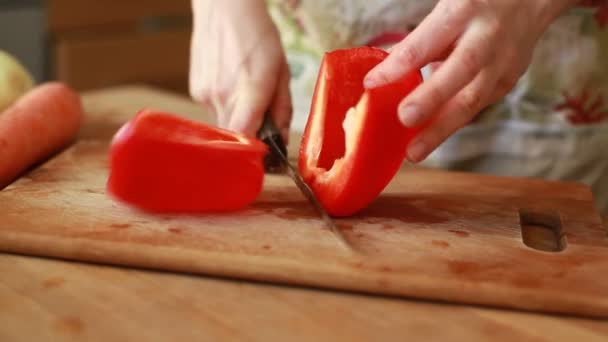 Manos rebanando dulce Pimienta roja — Vídeo de stock