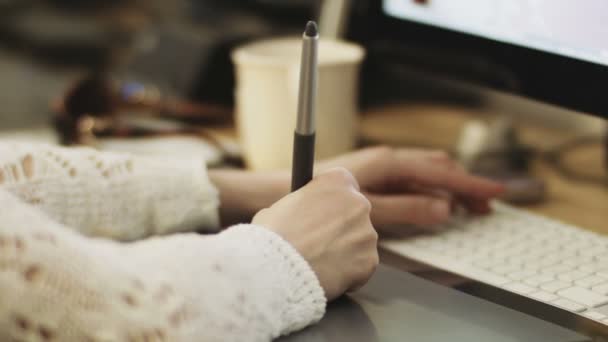 Mãos de uma mulher que trabalha com tablet desenho — Vídeo de Stock