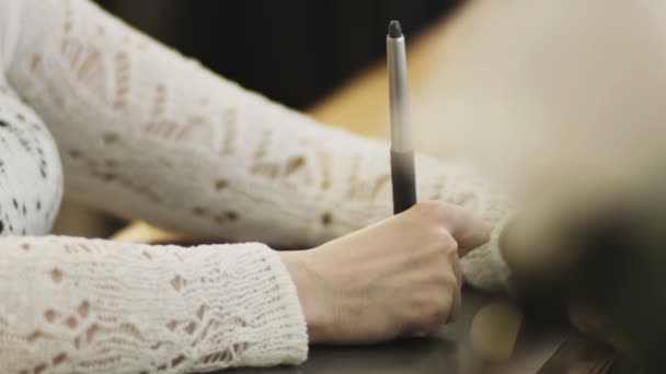 Ruce ženy pracovat s nakreslenými tabletu — Stock video