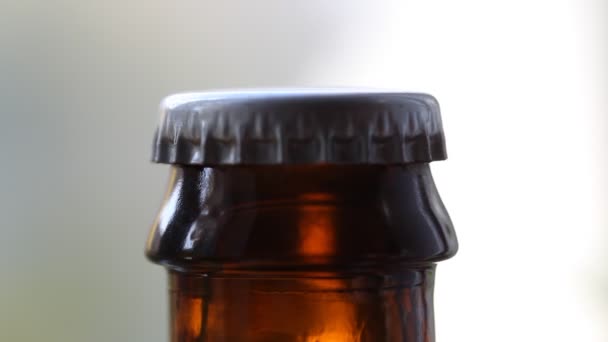 Uncapping bottiglia di birra — Video Stock