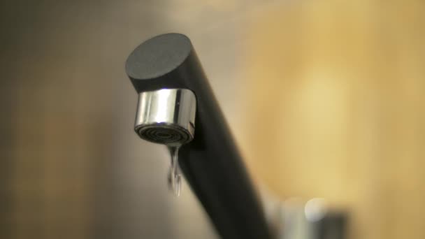 chute de gouttes d'eau du robinet 