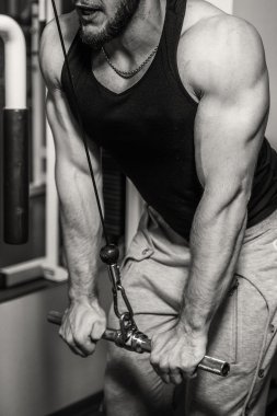 Atlet kasları gösterir. Vücudunuzun üzerinde çalışmak ve hedefe ulaşmak. Fotoğraflar spor dergi ve Web siteleri için.