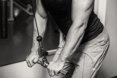 Atlet kasları gösterir. Vücudunuzun üzerinde çalışmak ve hedefe ulaşmak. Fotoğraflar spor dergi ve Web siteleri için.