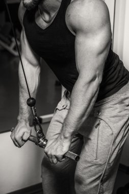 Atlet kasları gösterir. Vücudunuzun üzerinde çalışmak ve hedefe ulaşmak. Fotoğraflar spor dergi ve Web siteleri için.