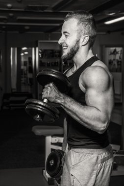 Adam jimnastik salonu. Halter alıştırmalar kılıyor. Spor, güç, halter, gerginlik, egzersiz - sağlıklı bir yaşam tarzı kavramı. Fitness ve spor hakkında makale.