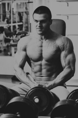 Adam jimnastik salonu. Halter alıştırmalar kılıyor.