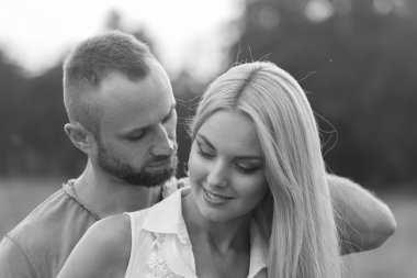 Siyah ve beyaz fotoğraf motorcu çift bir motosiklet alanında.