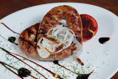 Izgarada pişirme. Izgara sosis kızartma. Izgara menü. Domuz sosisi bir plaka üzerinde.