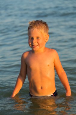 5 yıl denizde oynayan bir çocuk. Bir çocuk denizde yüzüyor.