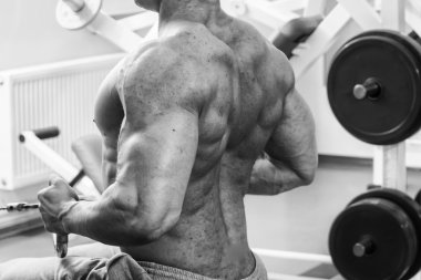 Güçlü kas adam jimnastik egzersizleri yapıyor.