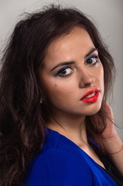 Güzel bir kız Güzellik Portresi. Parlak Festival makyaj, glitter, pırıltılar, parlak ruj.