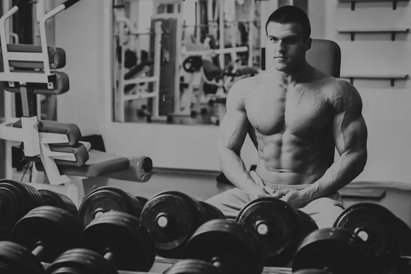 Homme à la salle de gym. L'homme fait des exercices avec haltère . — Photo