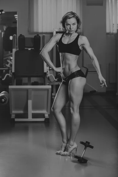 Sportsblond. Vakker sterk jente. Kroppsdrift, kvinners egnethet. En kvinne gjør øvelser på treningsstudioet. Skjønnhet, helse og sport. Kroppsbygger, ung, voksen, sexy jente. – stockfoto
