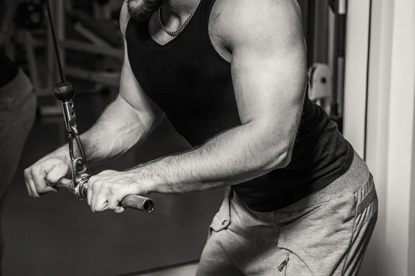 El atleta demuestra músculos. Trabaje en su cuerpo y lograr la meta. Fotos para revistas deportivas y sitios web . — Foto de Stock