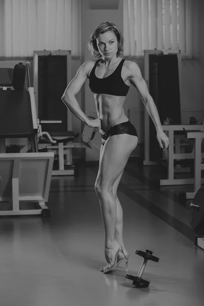 Sport blonde. Vacker stark tjej. Bodyfitness, kvinnors lämplighet. Kvinnan gör övningar på gymmet. Skönhet, hälsa och sport. Bodybuilder unga vuxna sexig tjej — Stockfoto