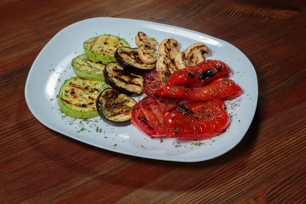 Sabroso surtido de verduras a la parrilla en un plato blanco . —  Fotos de Stock