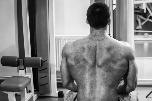 Fuerte hombre muscular haciendo ejercicios en el gimnasio . —  Fotos de Stock