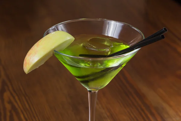 Smakelijke alcohol cocktail met ijs en fruit — Stockfoto