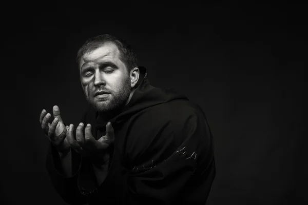 Hermoso y fascinante actor de teatro de juego en cámara. Foto en blanco y negro del actor disfrazado de mendigo sobre un fondo oscuro. Imagen escénica bellamente decorada y maquillaje profesional . — Foto de Stock