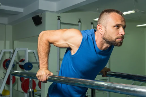 Allenamento di forza atleta professionista in palestra. Lavorare su dire muscoli del corpo. Esecuzione di esercizi difficili per ottenere risultati. Foto per riviste sportive, manifesti e siti web . — Foto Stock