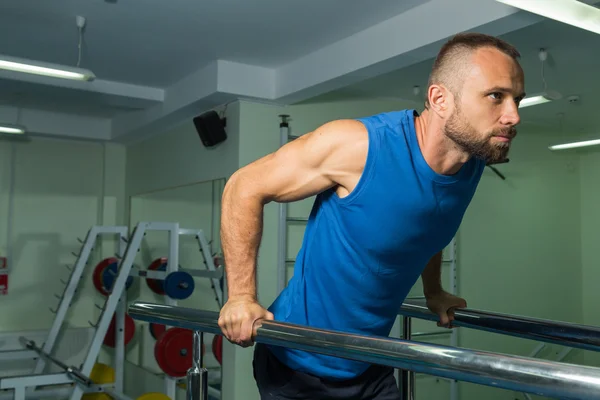 Allenamento di forza atleta professionista in palestra. Lavorare su dire muscoli del corpo. Esecuzione di esercizi difficili per ottenere risultati. Foto per riviste sportive, manifesti e siti web . — Foto Stock