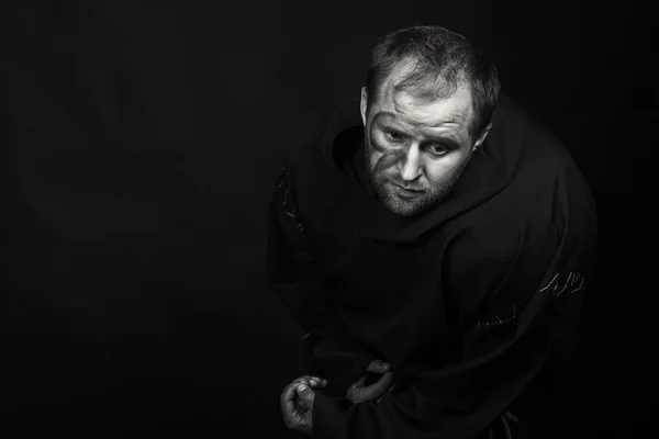 Hermoso y fascinante actor de teatro de juego en cámara. Foto en blanco y negro del actor disfrazado de mendigo sobre un fondo oscuro. Imagen escénica bellamente decorada y maquillaje profesional . — Foto de Stock