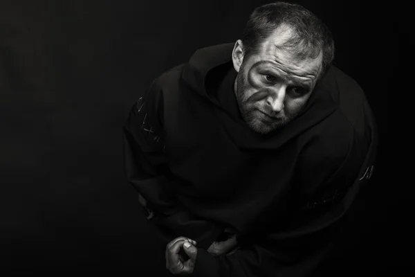 Schöne und faszinierende Spieltheaterspieler vor der Kamera. Schwarz-Weiß-Foto des Schauspielers in Gestalt eines Bettlers auf dunklem Hintergrund. schön dekoriertes Bühnenbild und professionelles Make-up. — Stockfoto