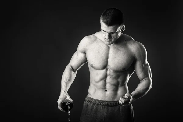 Male bodybuilder shows that beer is bad. — Stock Photo, Image