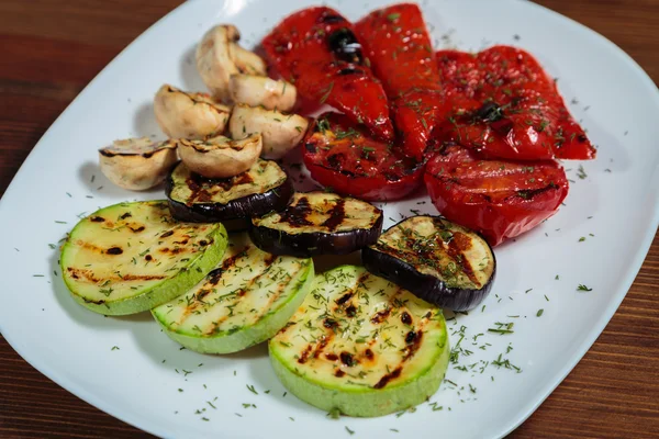 Вкусные овощи на гриле на белой тарелке . — стоковое фото