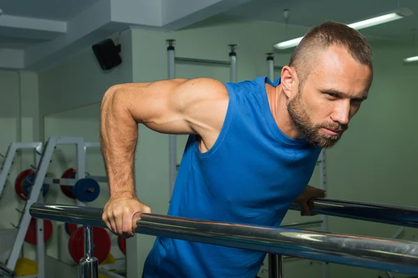 Allenamento di forza atleta professionista in palestra. Lavorare su dire muscoli del corpo. Esecuzione di esercizi difficili per ottenere risultati. Foto per riviste sportive, manifesti e siti web . — Foto Stock