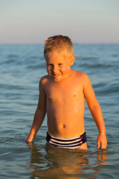 Boy 5 years playing in the sea. A boy swims in the sea. — Stock Photo, Image