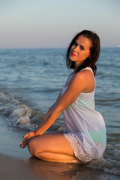 La jeune belle fille en robe blanche sur la plage — Photo