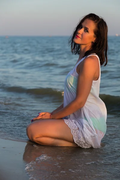 La jeune belle fille en robe blanche sur la plage — Photo