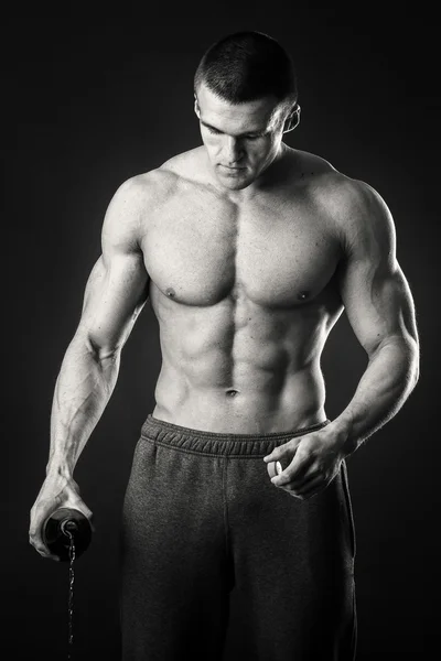 Male bodybuilder shows that beer is bad. — Stock Photo, Image