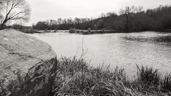 Belle vue sur le lac en automne . — Photo