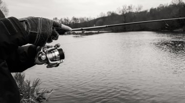 Balık tutma. Doğa. İplik Nehri üzerinde. Spor balıkçılık. Güzel doğa. Etkin ülke dinlenme kavramı.