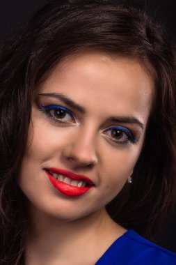 Güzel bir kız Güzellik Portresi. Parlak Festival makyaj, glitter, pırıltılar, parlak ruj.