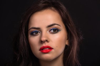 Güzel bir kız Güzellik Portresi. Parlak Festival makyaj, glitter, pırıltılar, parlak ruj.