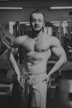 Kameraya poz yakışıklı atletik erkek