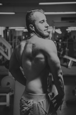 Kameraya poz yakışıklı atletik erkek