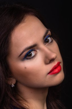 Güzel bir kız Güzellik Portresi. Parlak Festival makyaj, glitter, pırıltılar, parlak ruj.